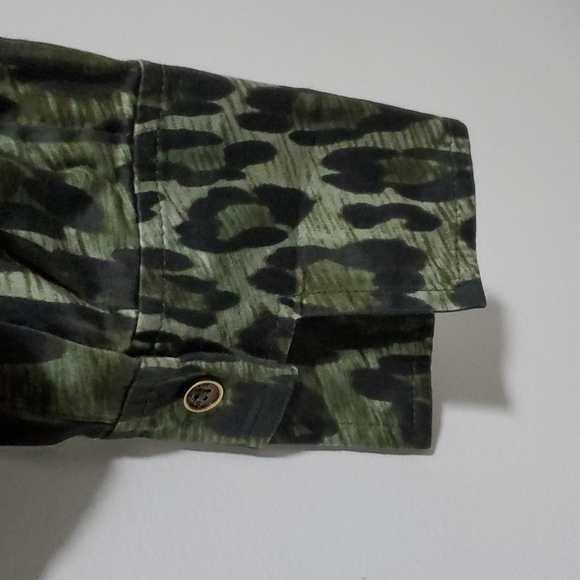 ST JOHN SPORT Green Leopard Button Down - Picture 4 of 7